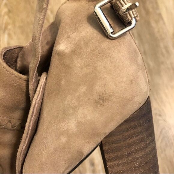 Vince Camuto Conley Buckle tan suede leather peep toe booties sandals heels-8.5M - Picture 15 of 16